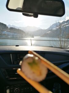 Sushi im Auto mit Blick auf den Lungerersee