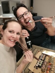 Frau und Mann beim Sushi essen auf dem Sofa